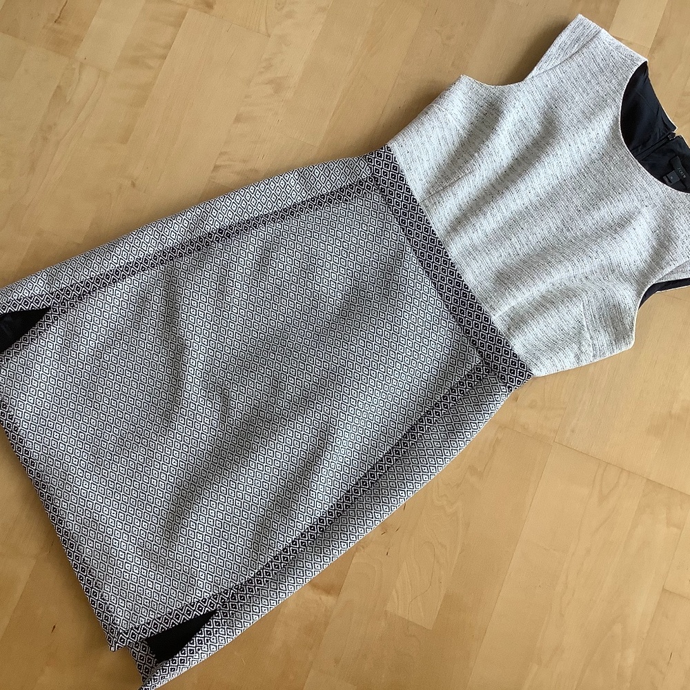 Cap-sleeved modern patterned tailored dress